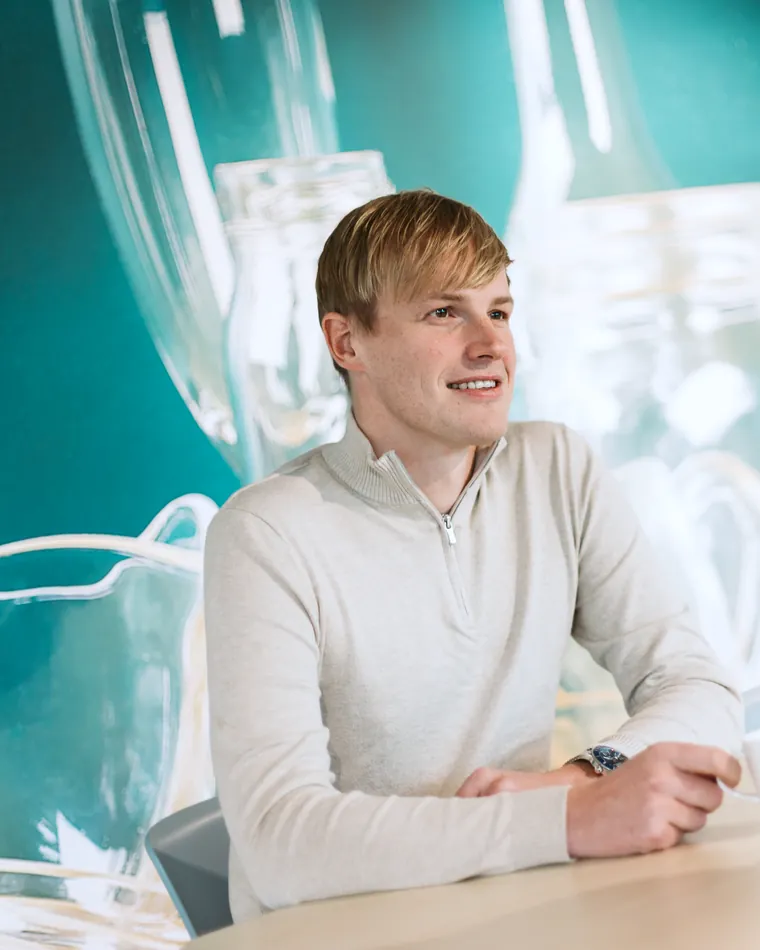 Collega's van Inpact in gesprek op kantoor